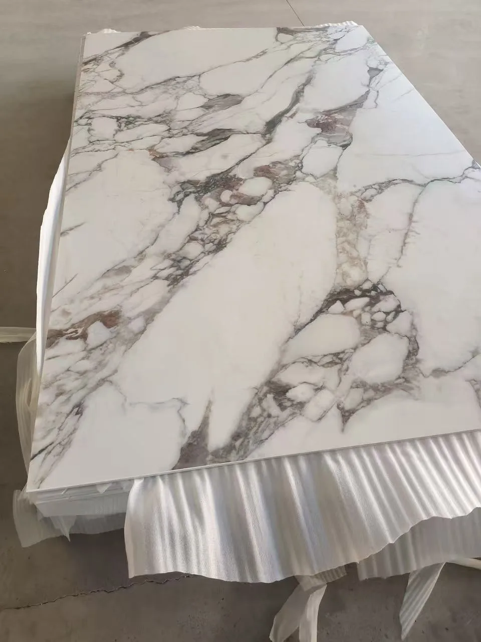 Close-up of a HONDAO solid surface shower panel showcasing high-end realistic marble veining.