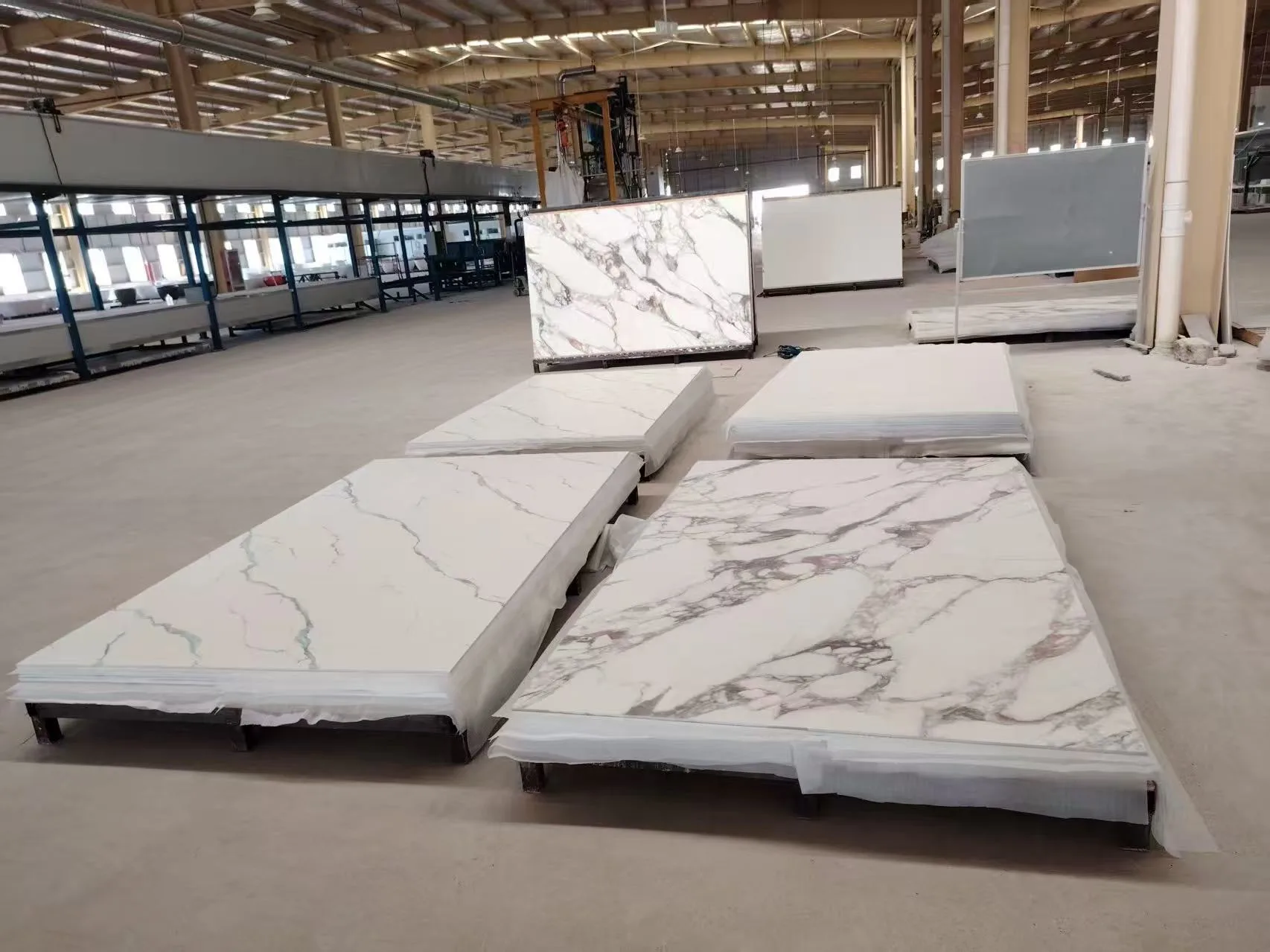 HONDAO factory floor demonstrating high-volume OEM customization of marble-look solid surface shower panels.