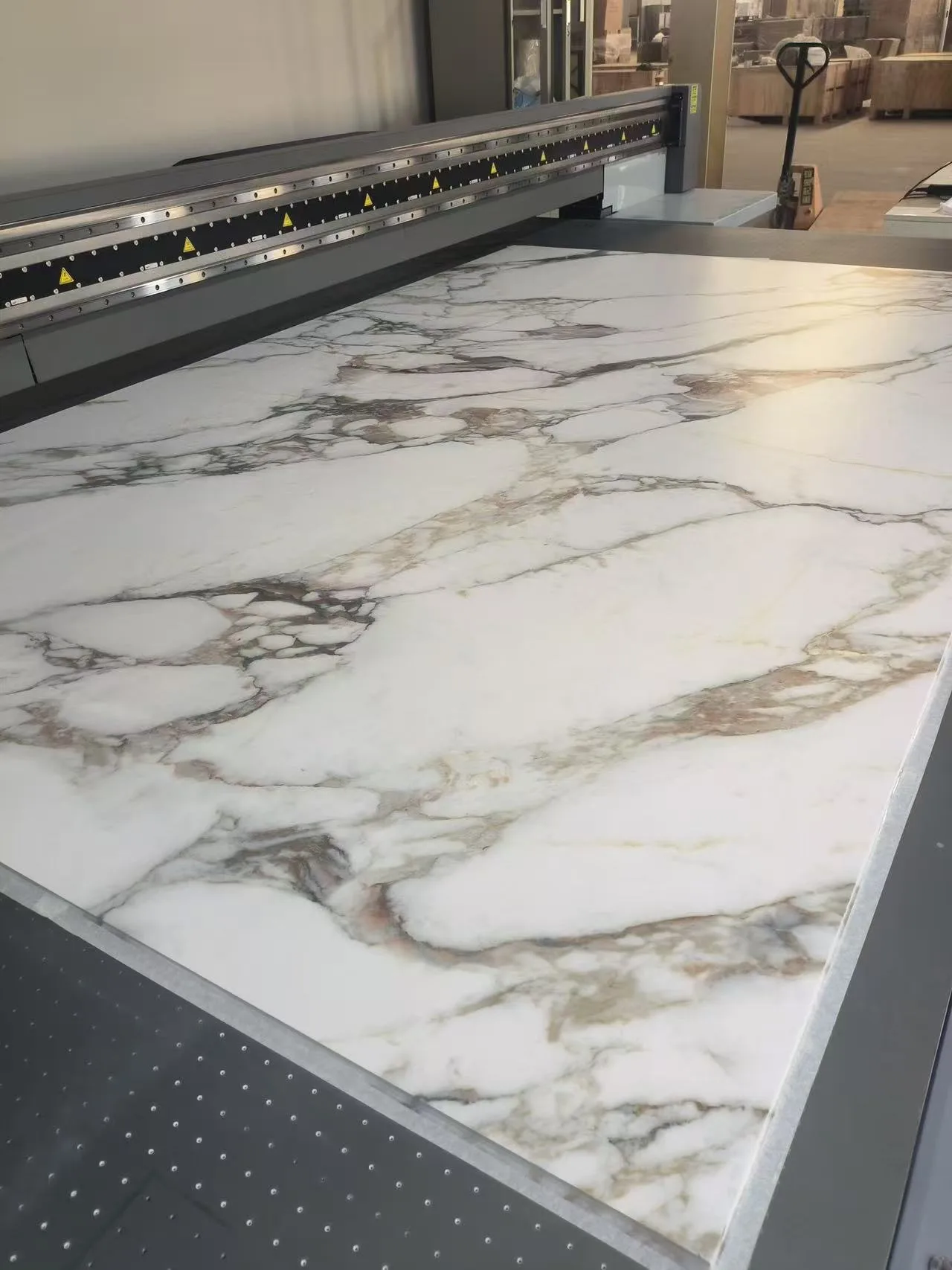 HONDAO factory machinery producing large-format artificial stone shower wall panels with high-definition marble veining.Artificial Stone Shower Wall Panels