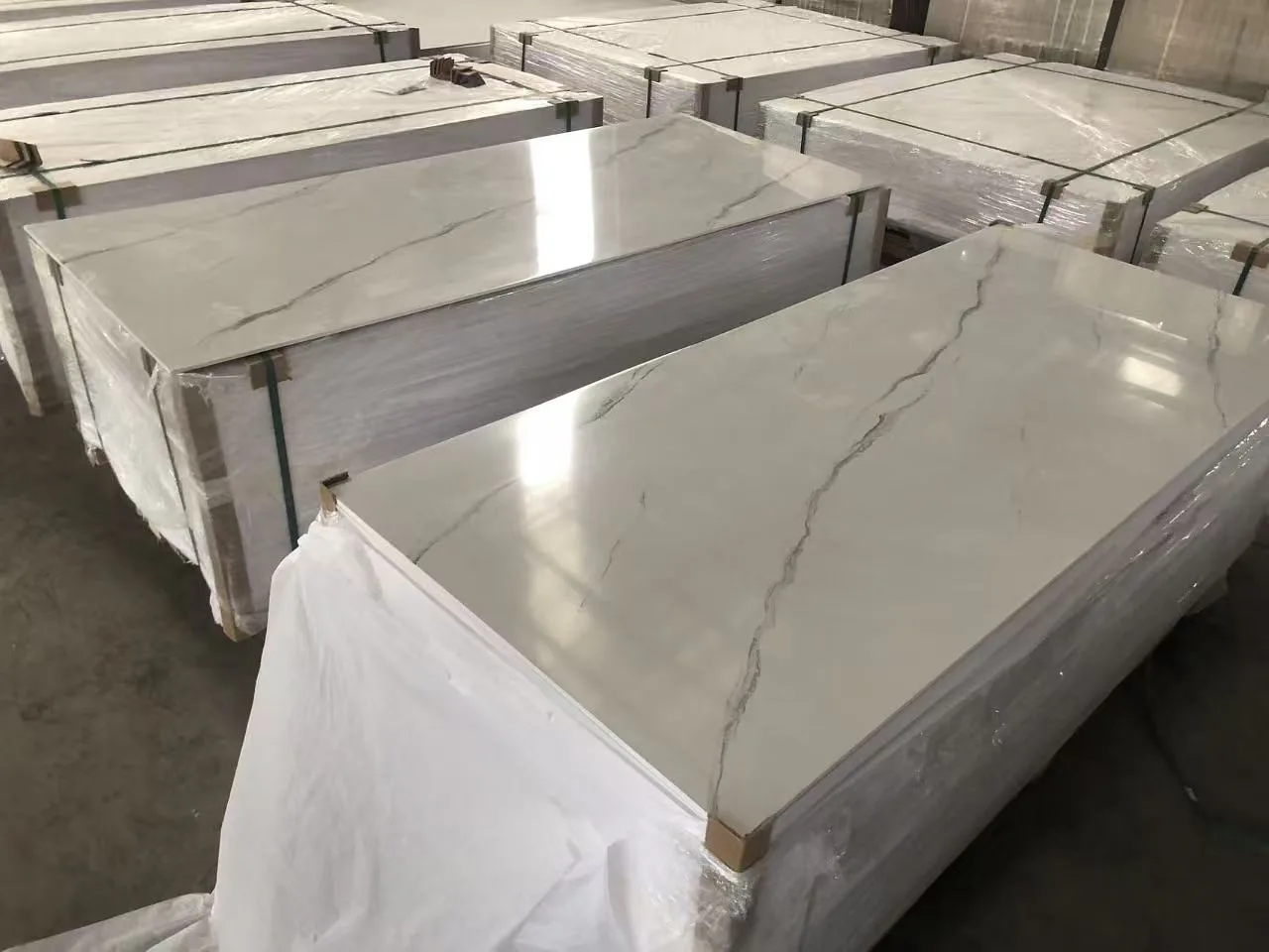 Export-grade pallets loaded with high-gloss seamless marble shower panels in the HONDAO factory.