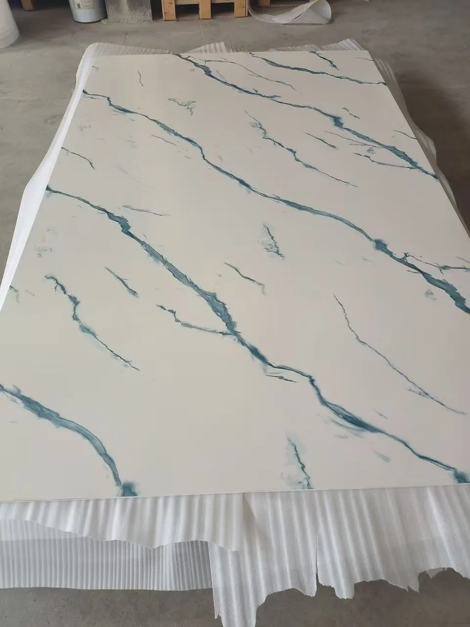 Close-up of striking blue veining on HONDAO seamless marble shower panels.