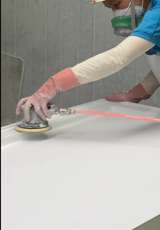 Precision factory processing and quality inspection of a premium Solid Surface Shower Wall Panel at HONDAO facility.[cite: 1]

* **Shower Base Alignment:** The wall panel must overlap the integrated tiling flange of an underlying artificial stone shower base[cite: 1]...